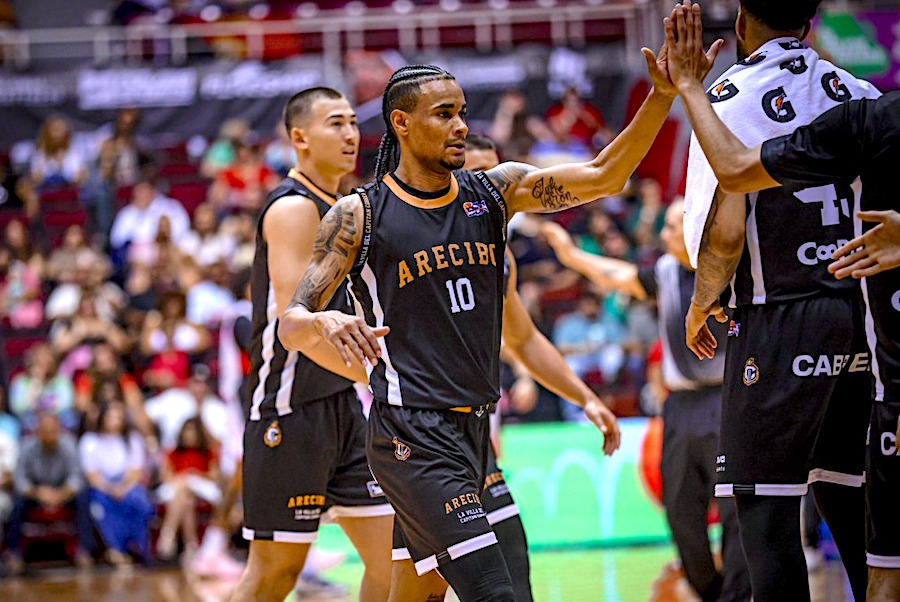 Jugador de baloncesto Arecibo celebra en cancha