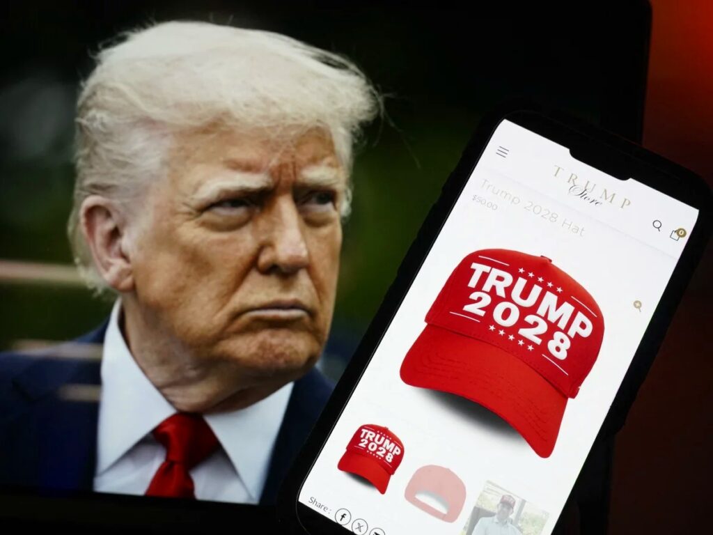 Persona y móvil mostrando gorra 'Trump 2028'