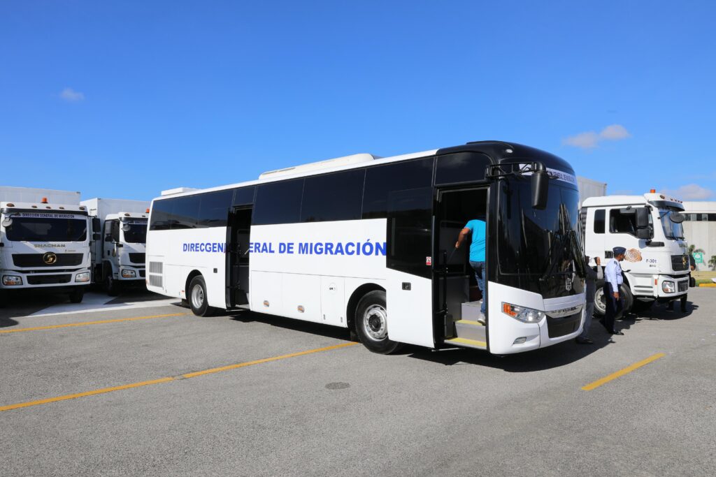 Autobús de migración estacionado en calle