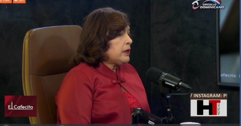 Mujer hablando en programa de radio El Cafecito.