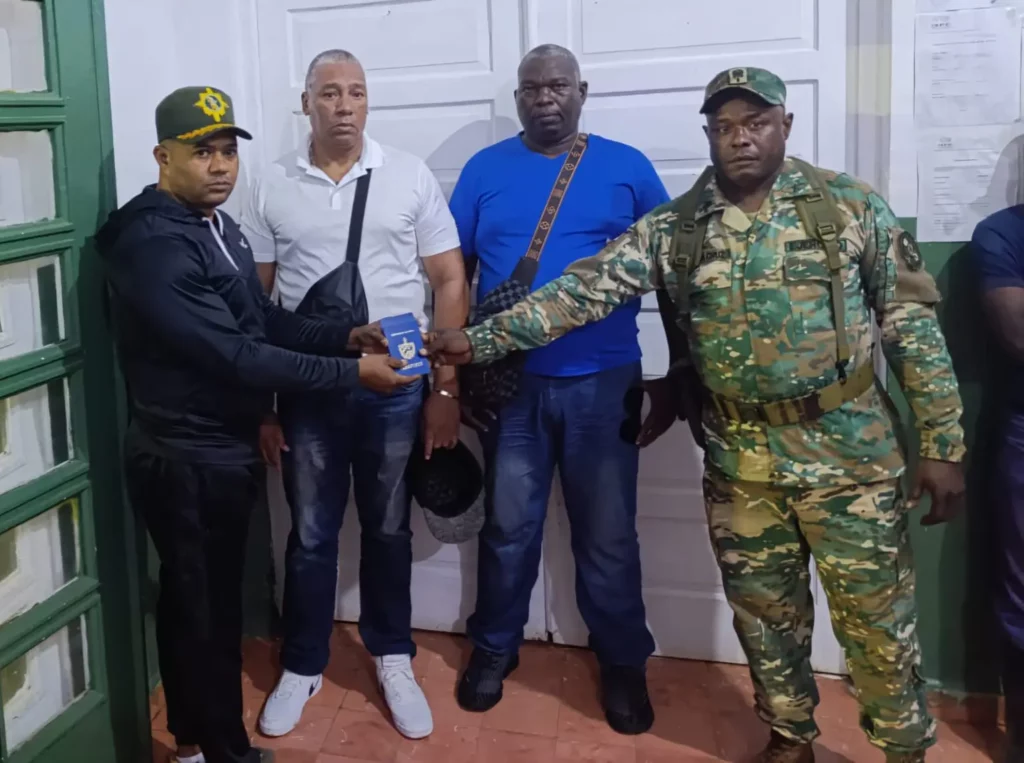 Hombres uniformados con documento militar en reunión