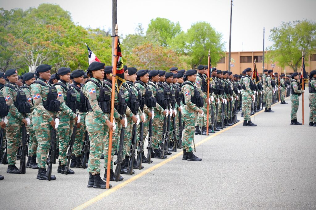 Desfile militar con soldados en uniforme camuflado.