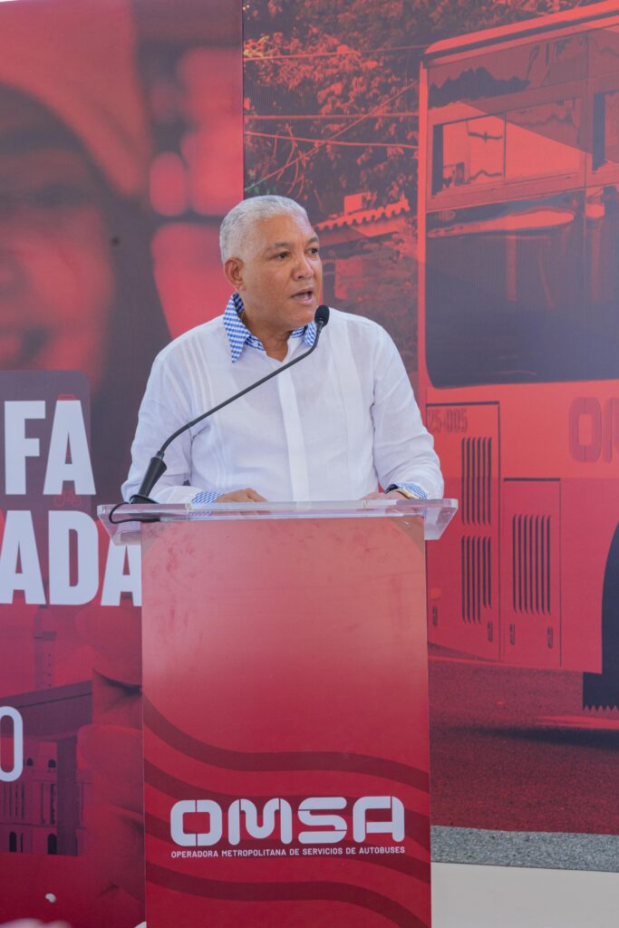 Hombre hablando en un podio de OMSA.