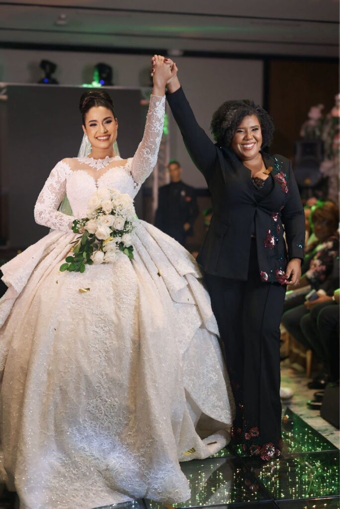 Desfile de moda nupcial con modelo y diseñadora.