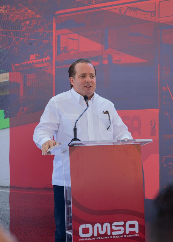 Hombre en podio dando discurso público