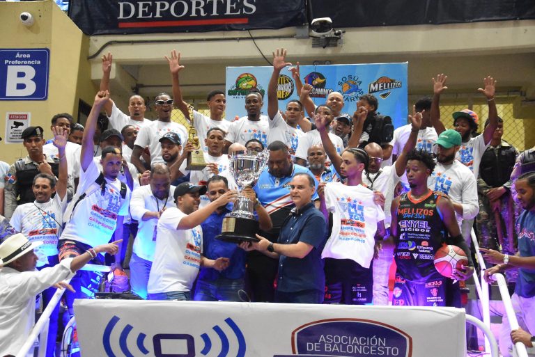 Equipo de baloncesto celebrando con trofeo de campeón.