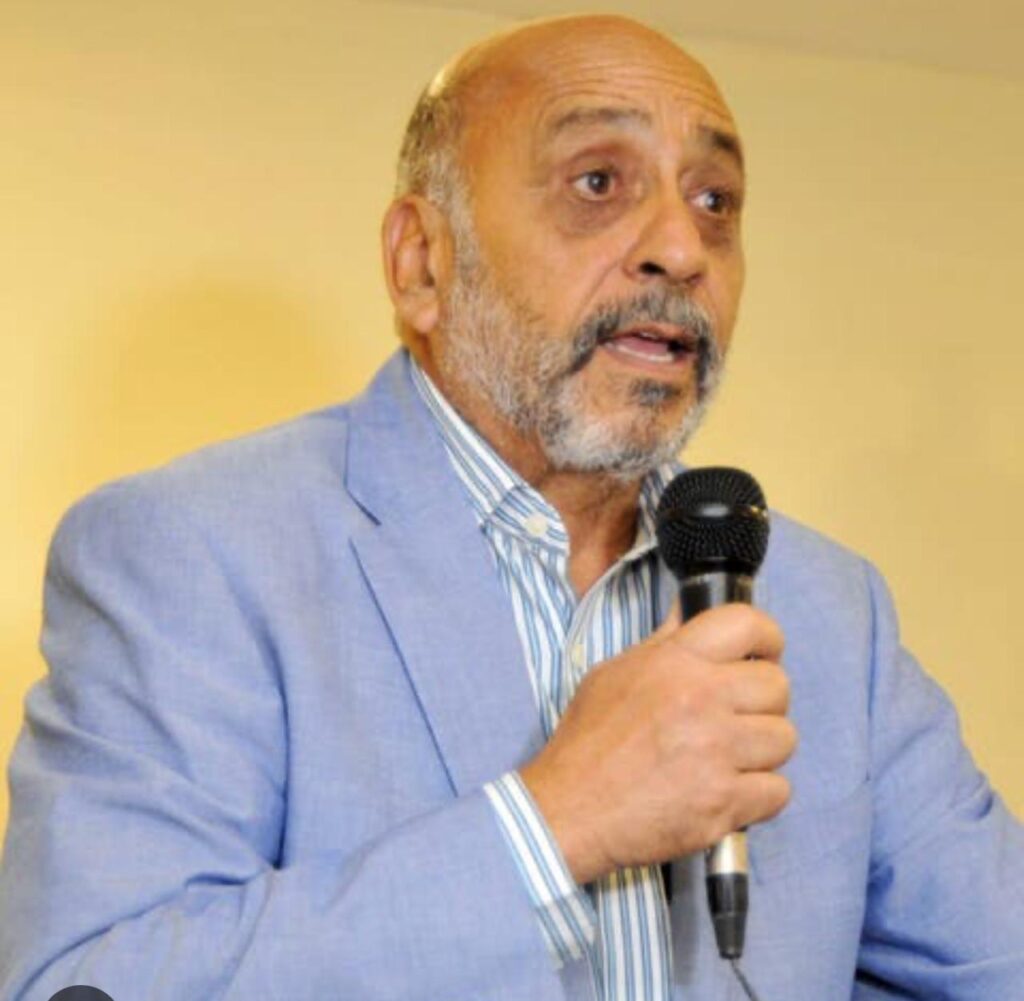 Hombre mayor hablando con micrófono