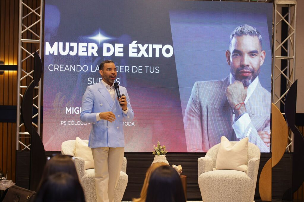 Conferencia sobre empoderamiento femenino en evento empresarial.