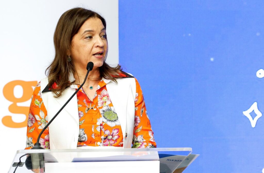 Mujer con micrófono en conferencia.