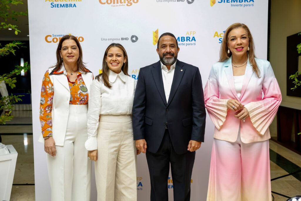 Cuatro personas posando en evento de AFP Siembra.