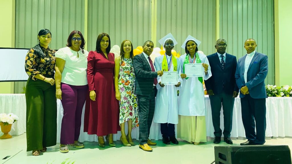 Ceremonia de graduación estudiantil con certificados