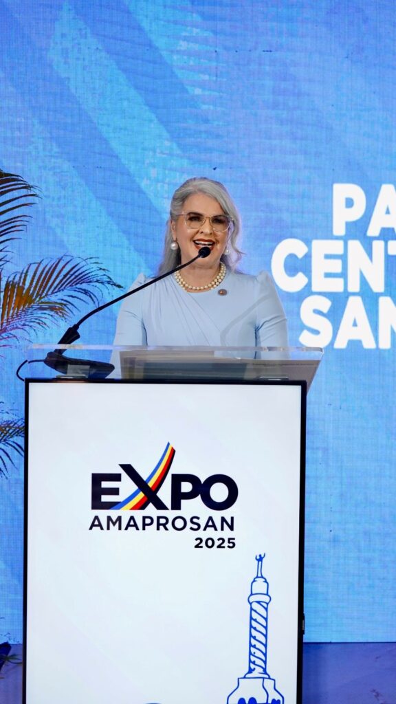 Persona hablando en Expo AMAPROSAN 2025