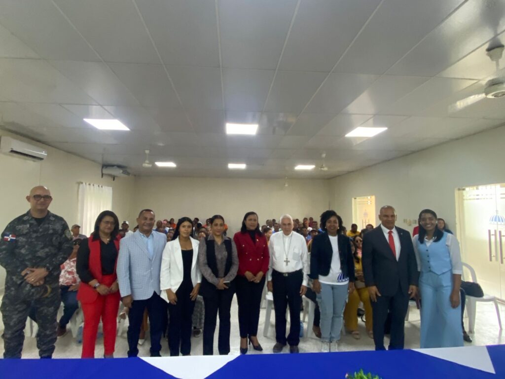 Grupo de personas en un salón de reuniones.