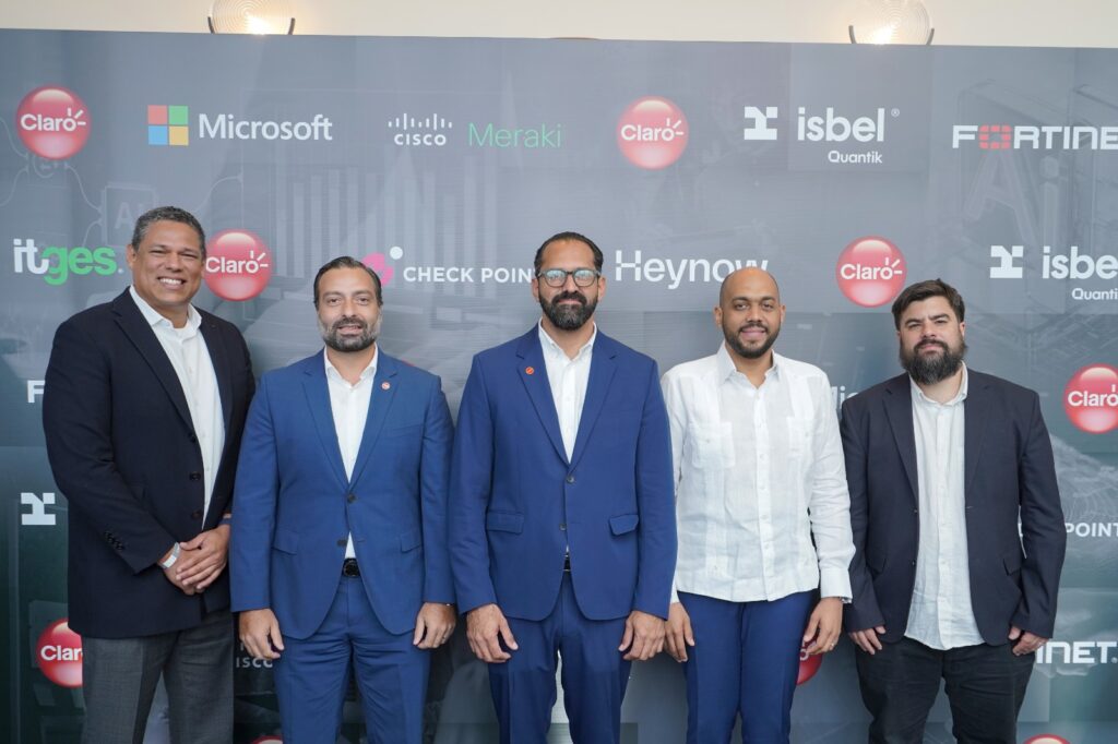 Hombres de negocios en evento tecnológico de Claro y Microsoft.