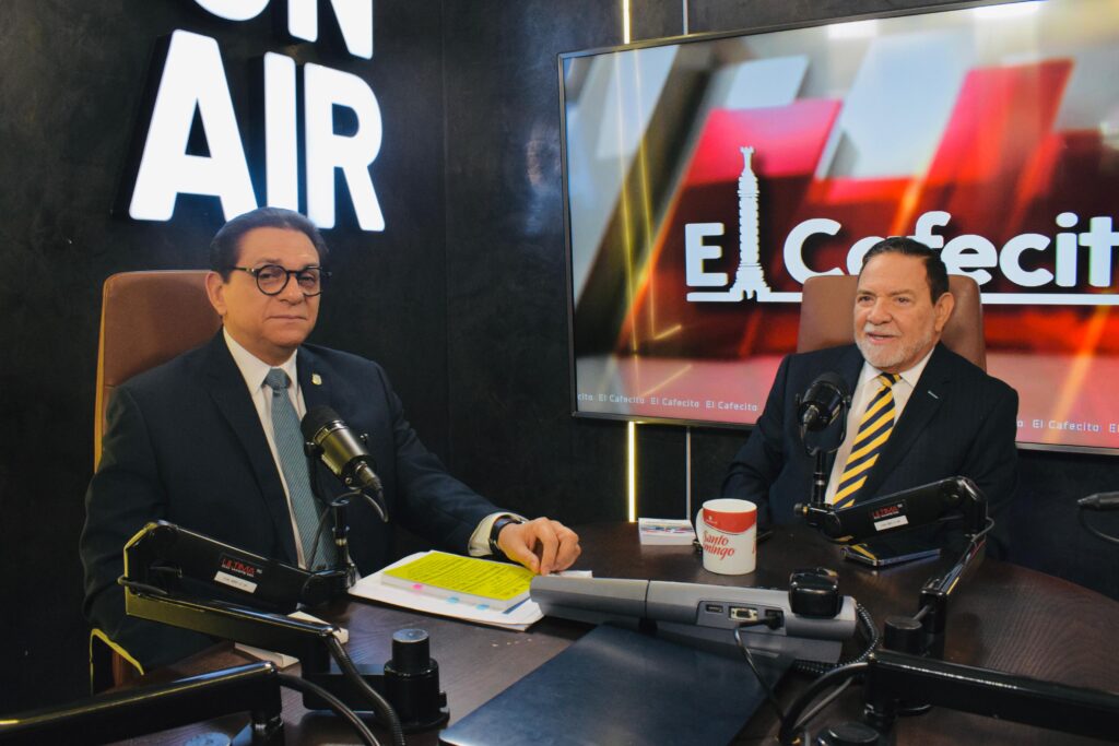 Hombres en estudio de radio durante entrevista en directo.