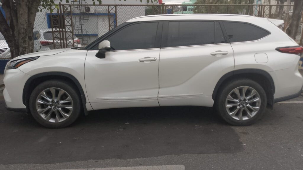 SUV blanca estacionada en la calle