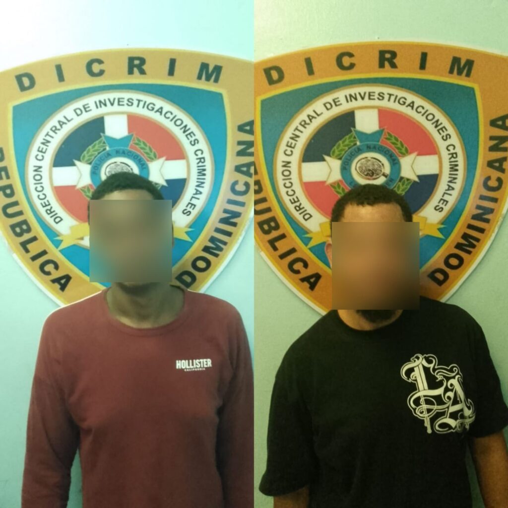 Dos personas frente a logo de DICRIM en R. Dominicana.