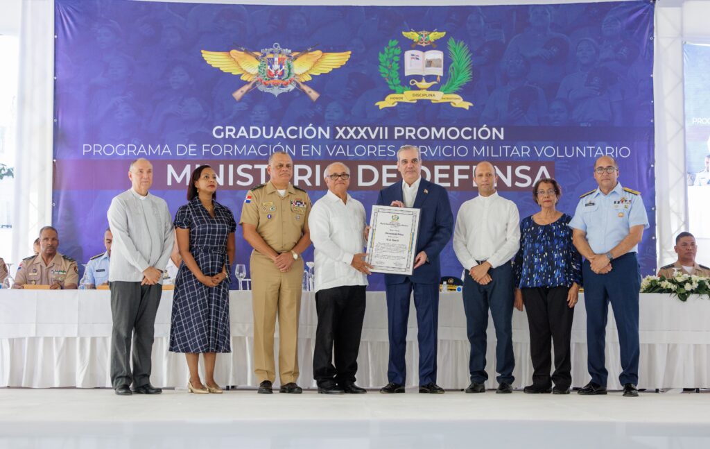Graduación programa de formación militar voluntario en ministerio.