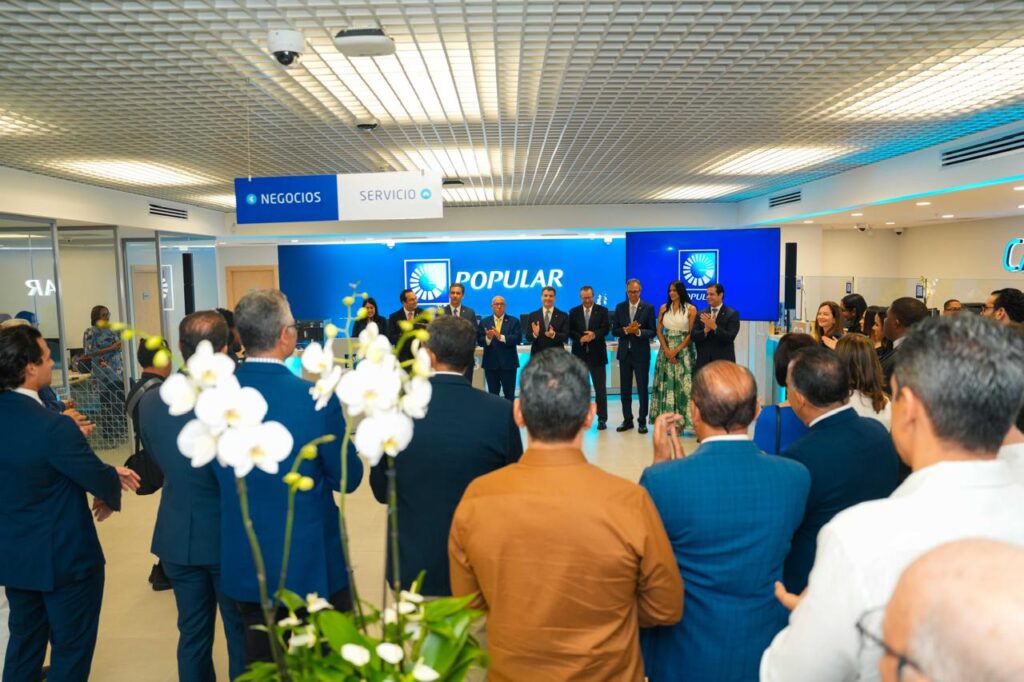 Evento de empresa con personas reunidas.