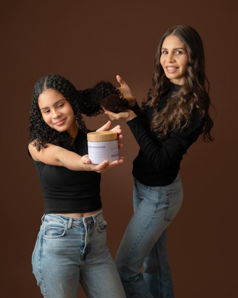 Dos mujeres con mascarilla para el cabello rizado.