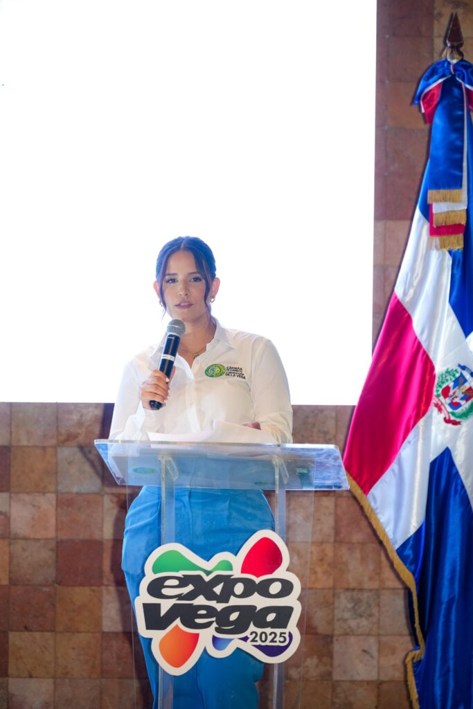 Mujer hablando en Expo Vega 2025, Dominicana