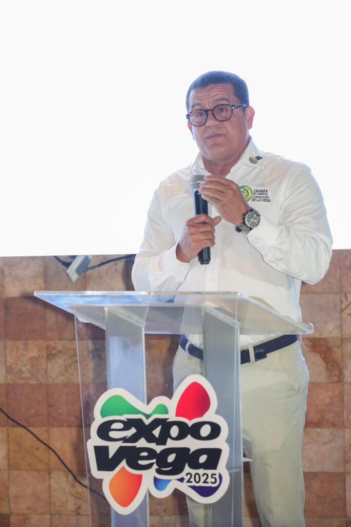 Hombre hablando en Expo Vega 2025, micrófono en mano.