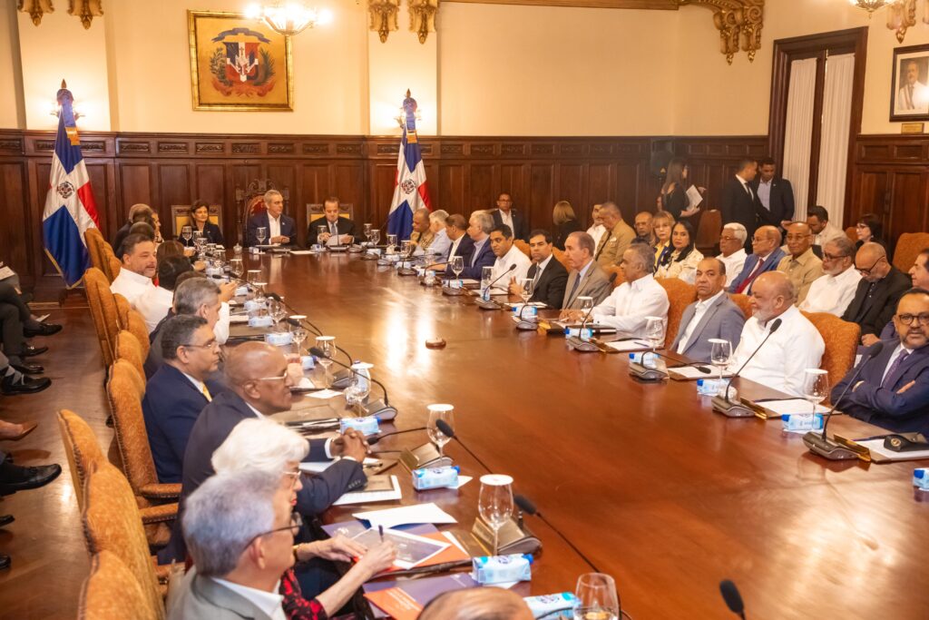 Reunión gubernamental en sala de conferencias grande.