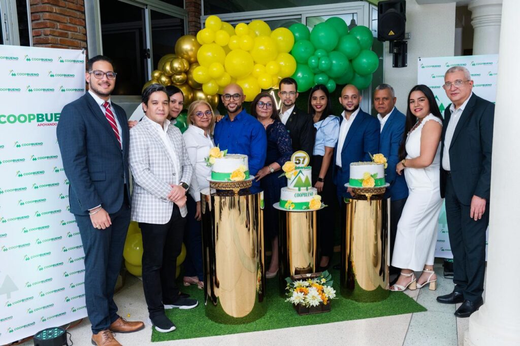 Celebración del 57 aniversario de Coopbueno con tortas.