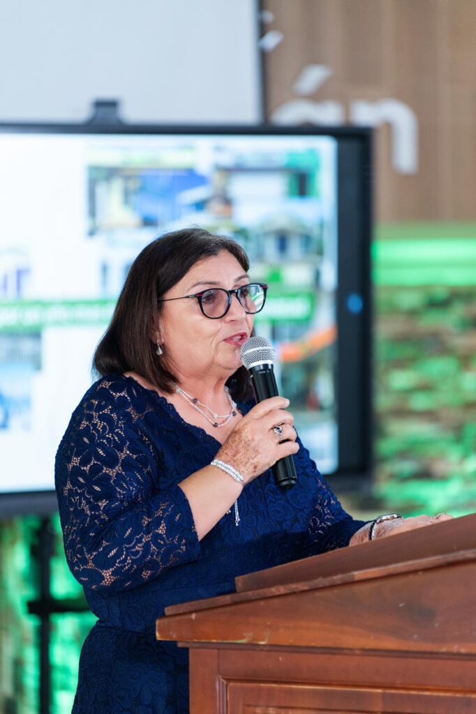 Mujer hablando en público con micrófono