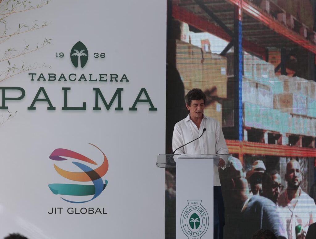 Hombre hablando en evento de Tabacalera Palma.