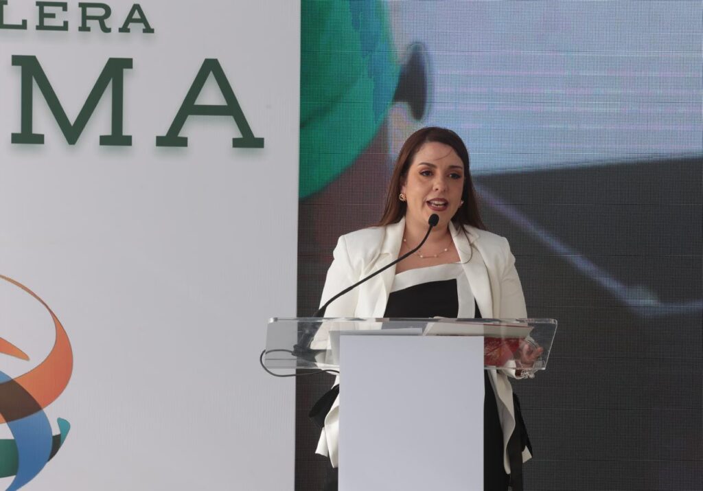 Mujer hablando en un podio durante un evento.