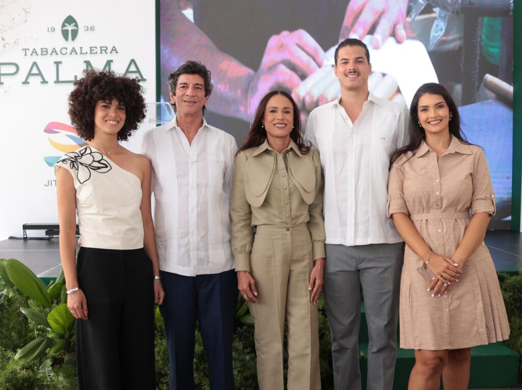 Cinco personas posan en evento de Tabacalera Palma.