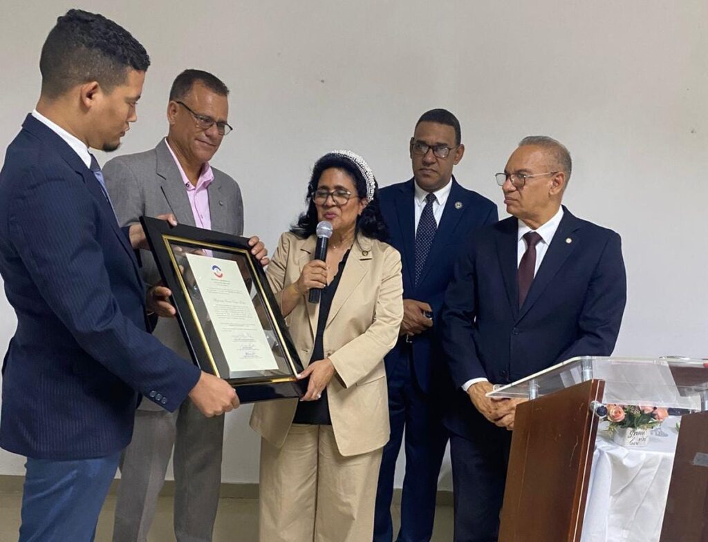 Ceremonia de entrega de un reconocimiento oficial.