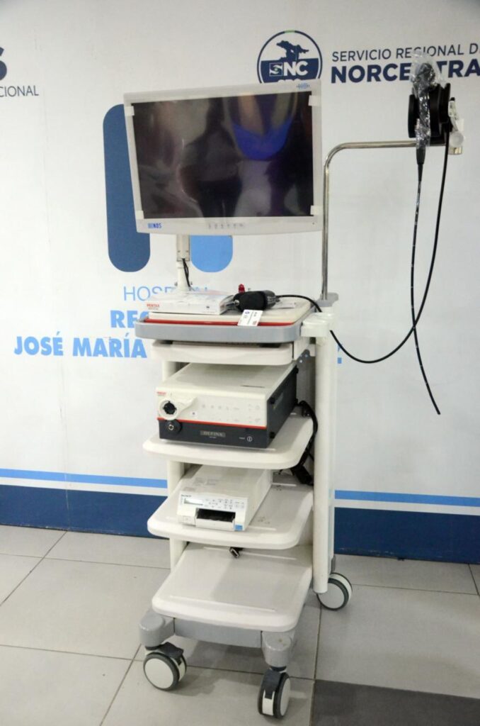Equipo médico con monitor en hospital.
