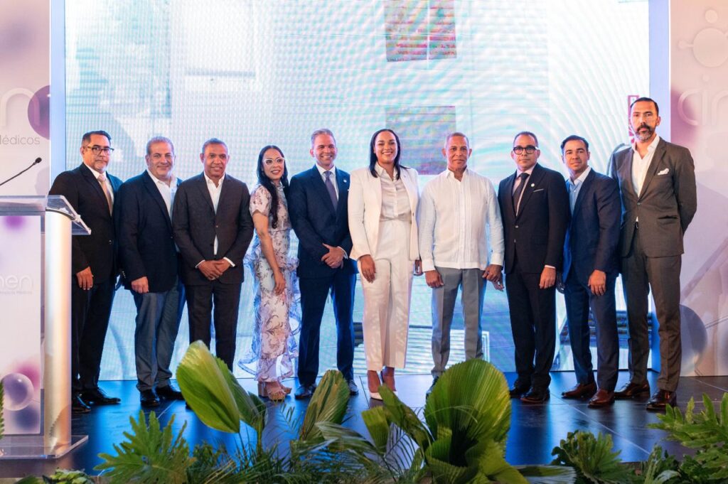 Grupo de personas posando en un evento formal.