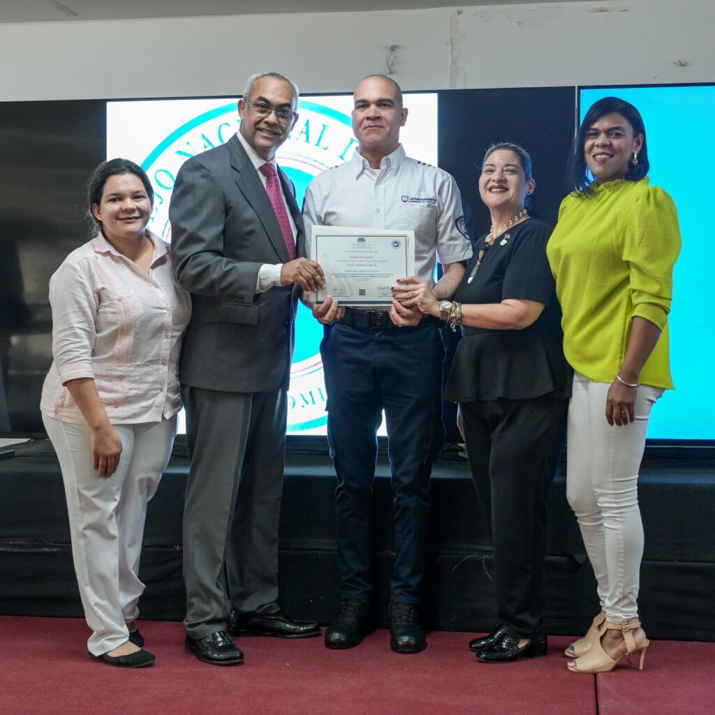 Entrega de certificado en evento formal.