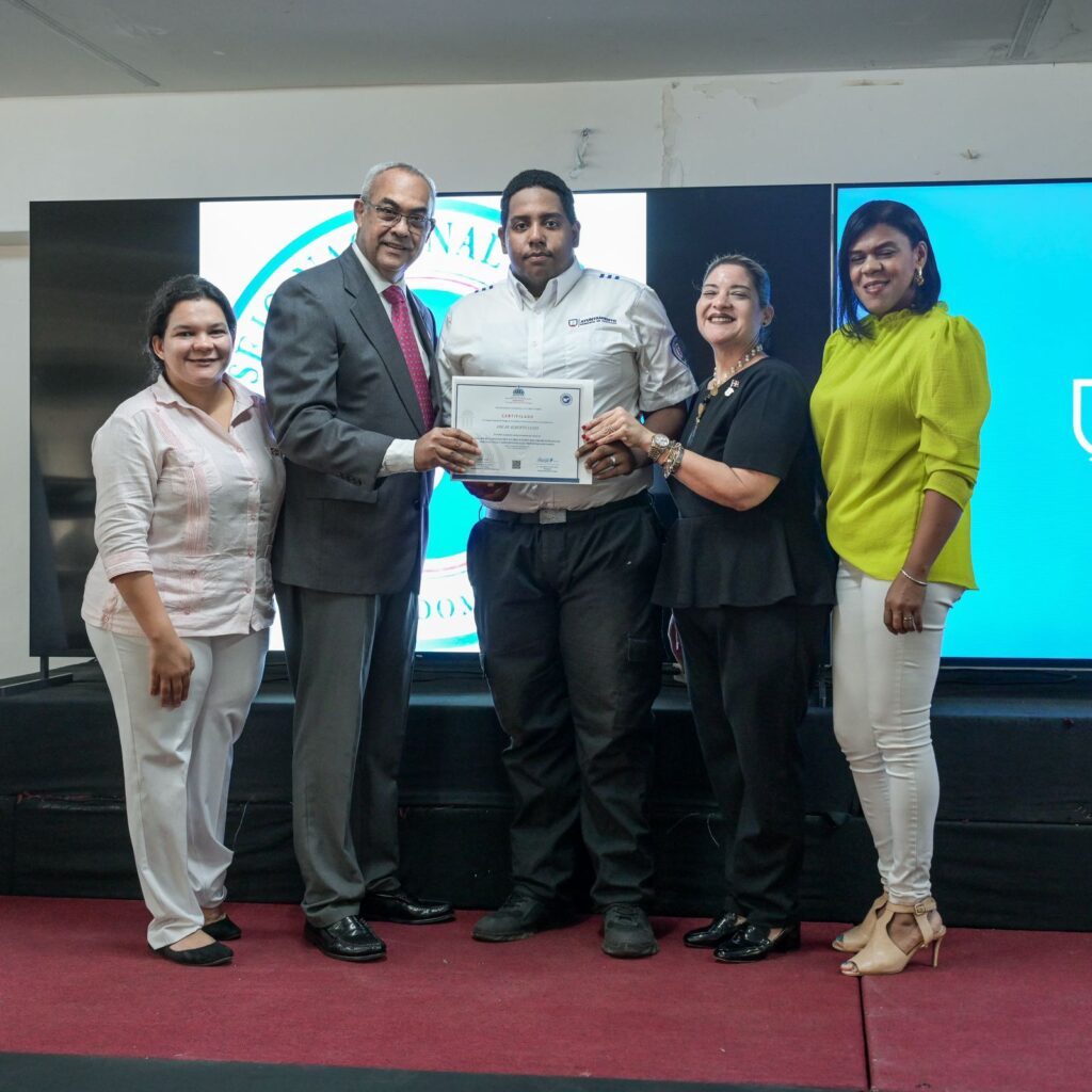 Grupo recibiendo certificado en ceremonia formal