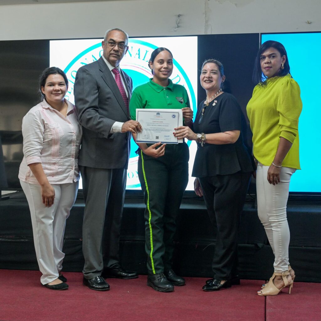 Entrega de certificado a estudiante destacado.