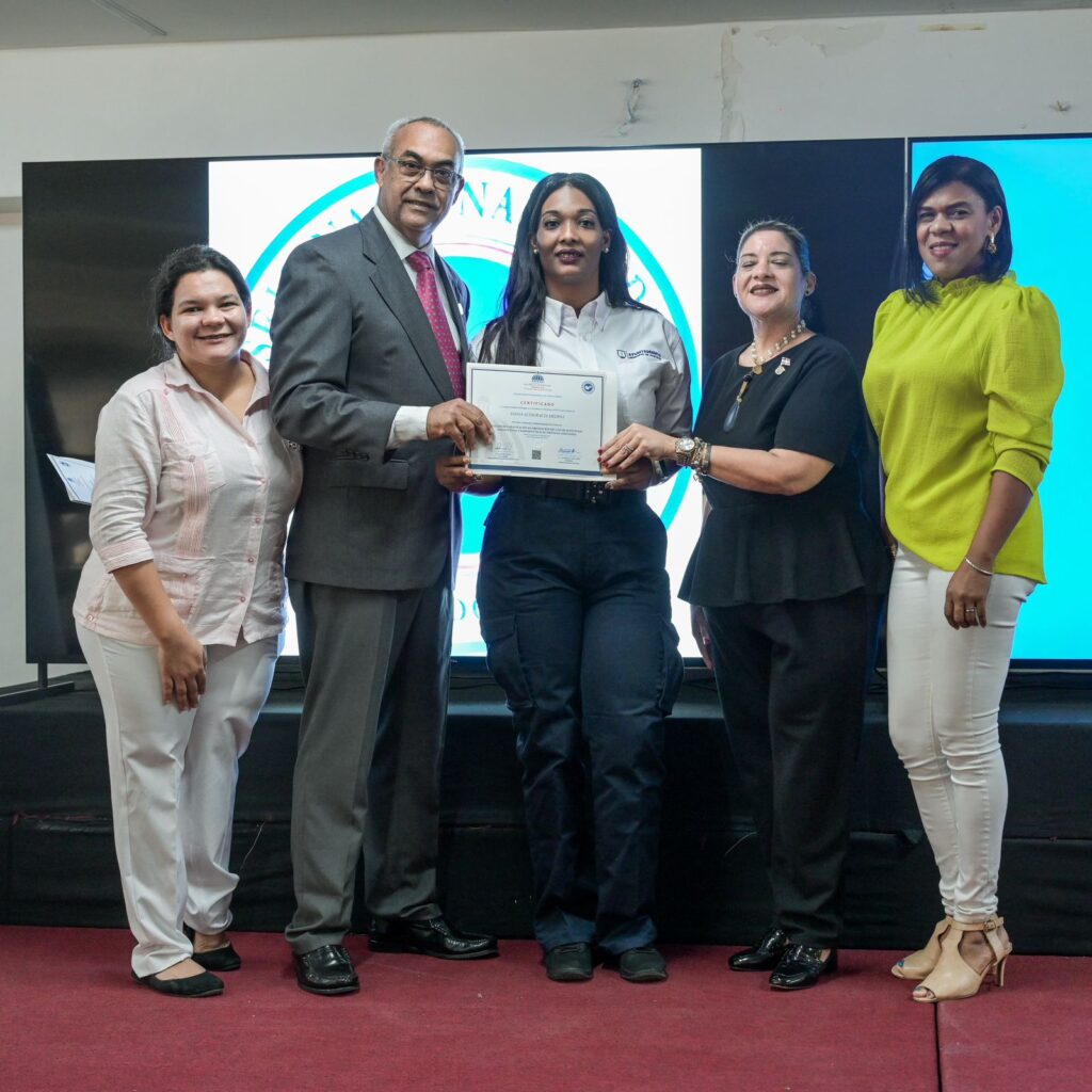 Persona recibiendo certificado en evento oficial.