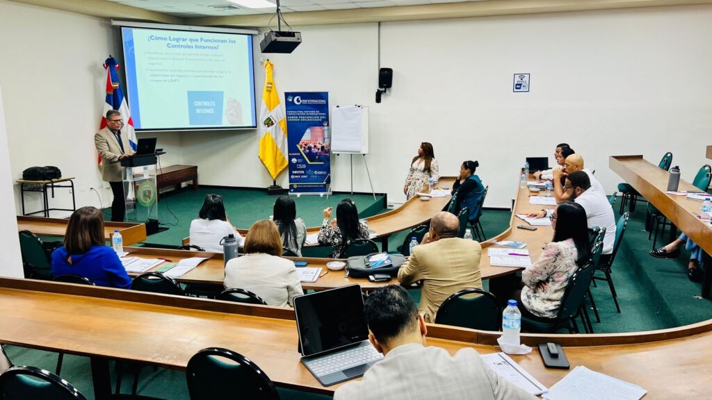 Conferencia sobre controles internos en auditoría.