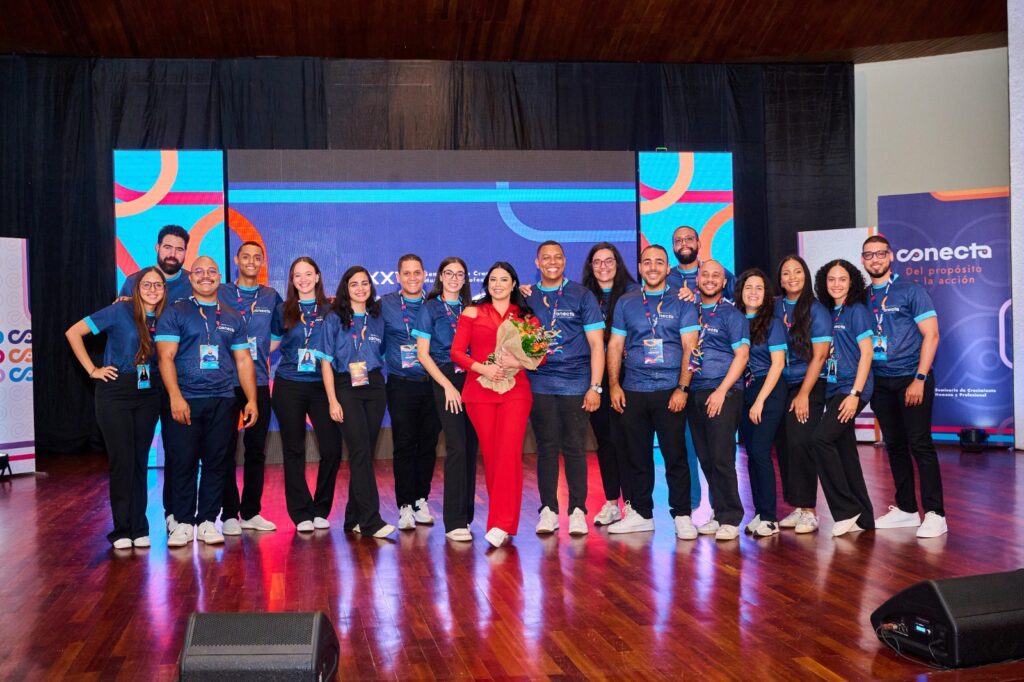 Equipo en evento Conecta con flores.