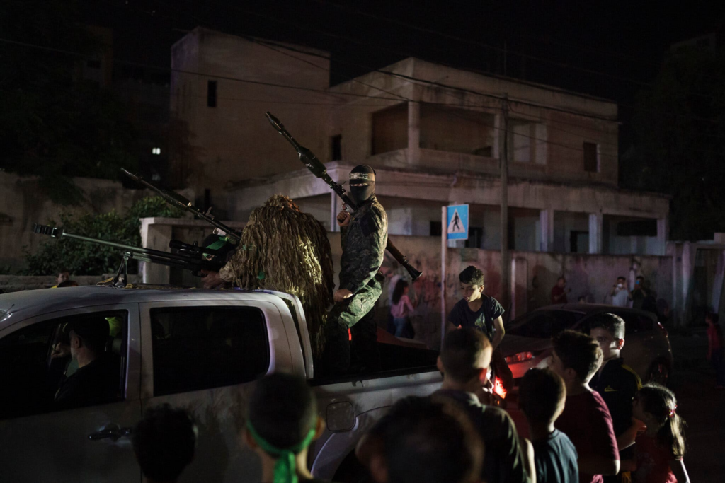 Hombres armados en camioneta durante la noche