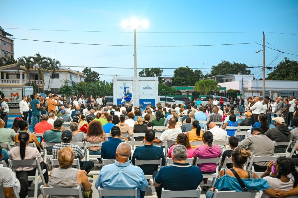 Reunión comunitaria al aire libre organizada por la alcaldía.