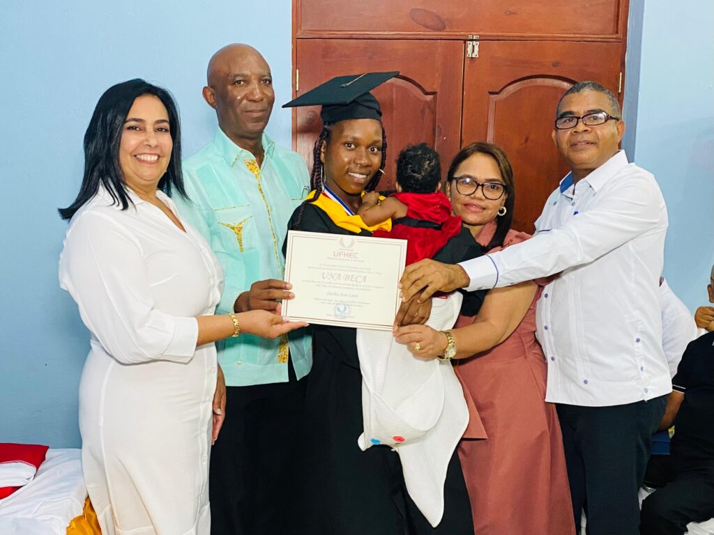 Graduación con familia celebrando con diploma