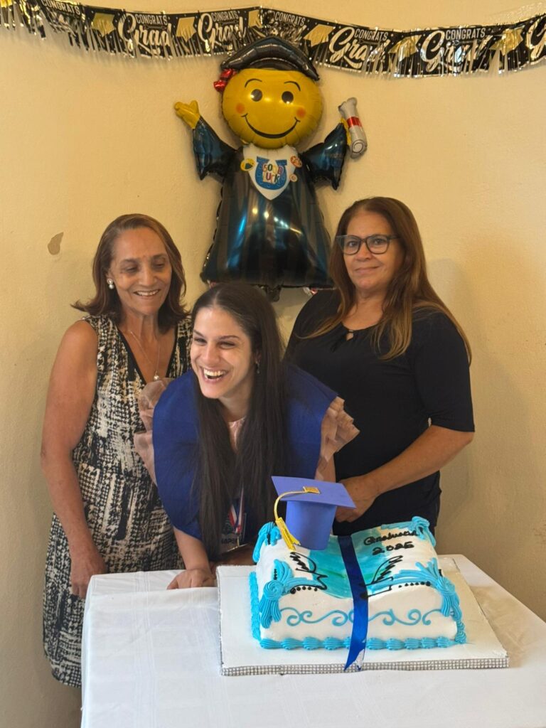 Fiesta de graduación con pastel y decoraciones.