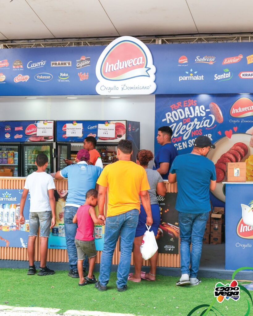 Personas en puesto de productos Induveca en feria