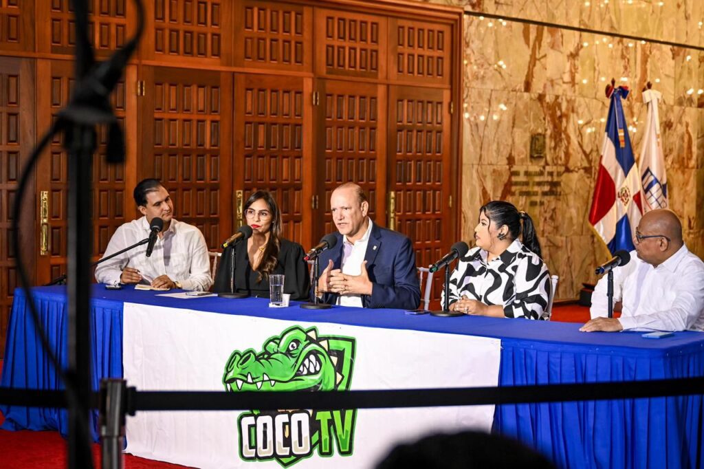 Panel en conferencia de prensa de Coco TV