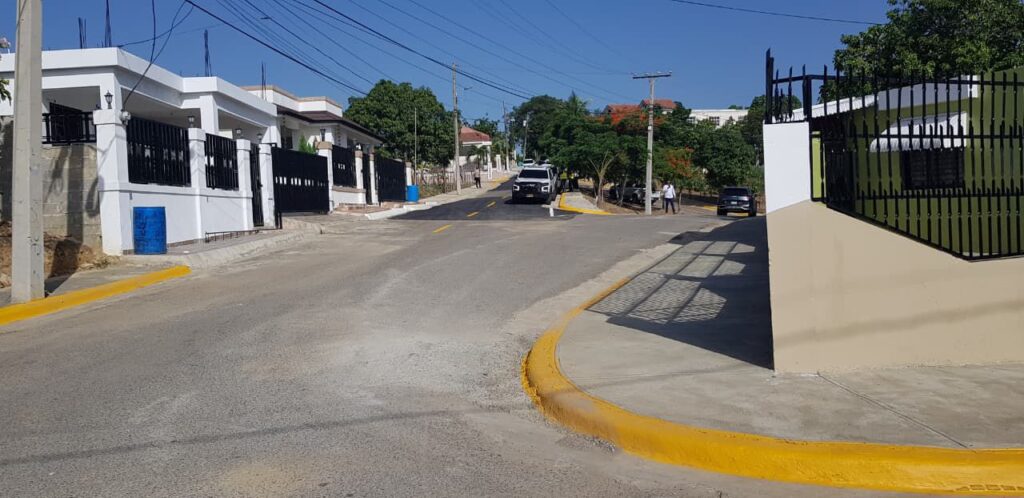 Calle residencial con acera y árboles