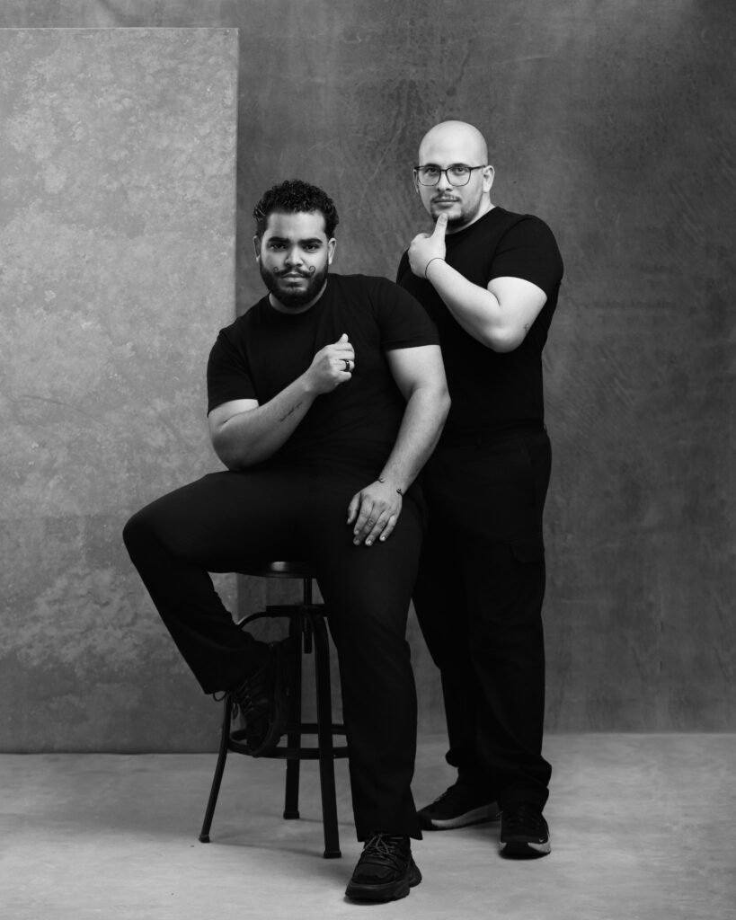 Dos hombres posando en estudio fotográfico