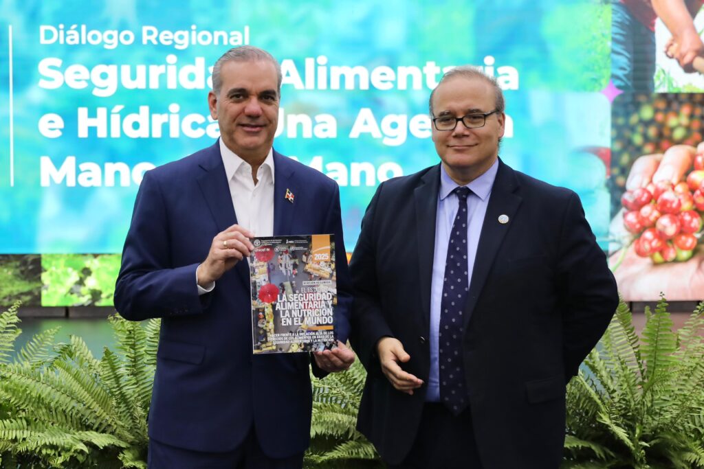 Diálogo sobre seguridad alimentaria y hídrica en evento.